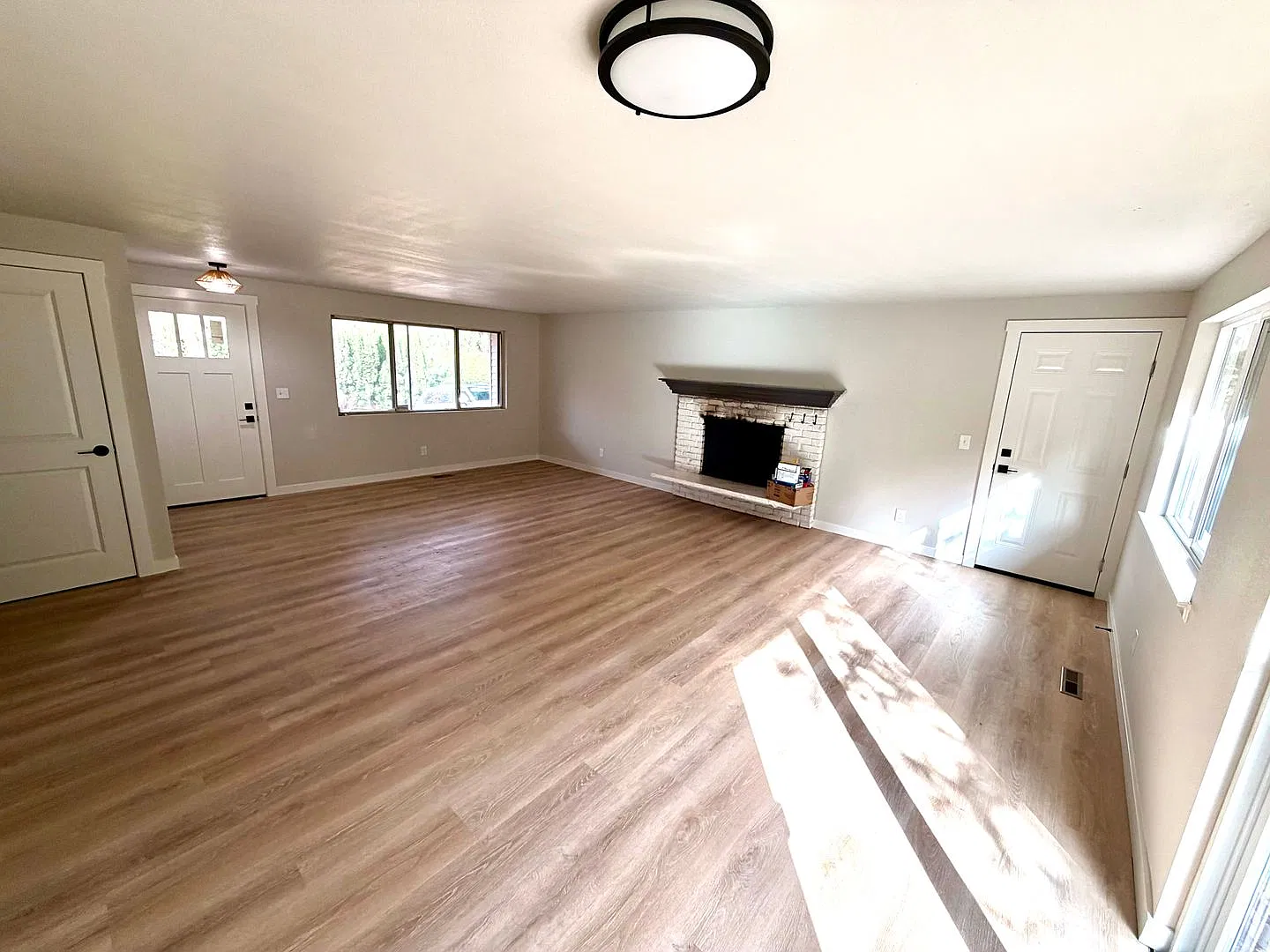 Spacious Hillside Retreat with Sweeping Views | 3510 Croisan Scenic Way S, Salem, OR 97302 — Photo 4