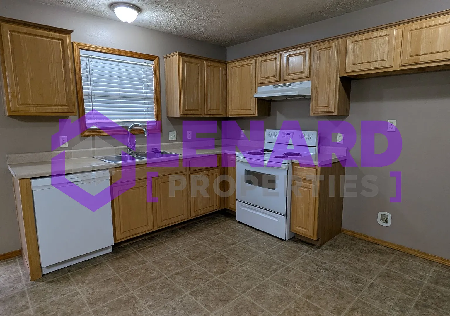 Spacious 3 Bedroom Home! — Photo 4