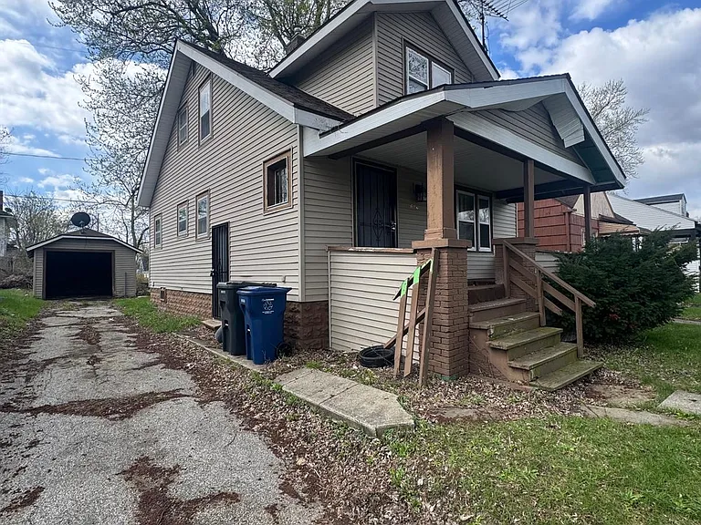 614 E Marengo Ave — Photo 2