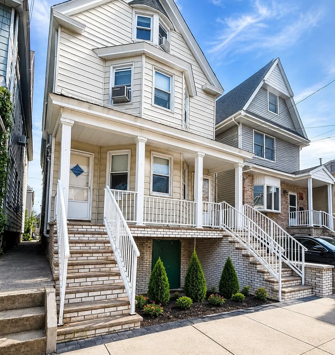 3 bed, 1.0 bath, $2,300 — Photo 1