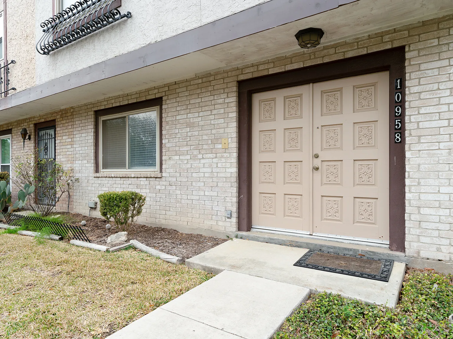 Charming 3-Bed Townhome with Fireplace, Island Kitchen & Private Patio 10958 Crown Park, San Antonio — Photo 2