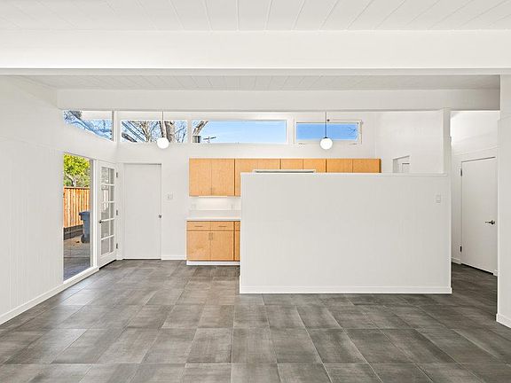 4th image of 946 Van Auken Cir
