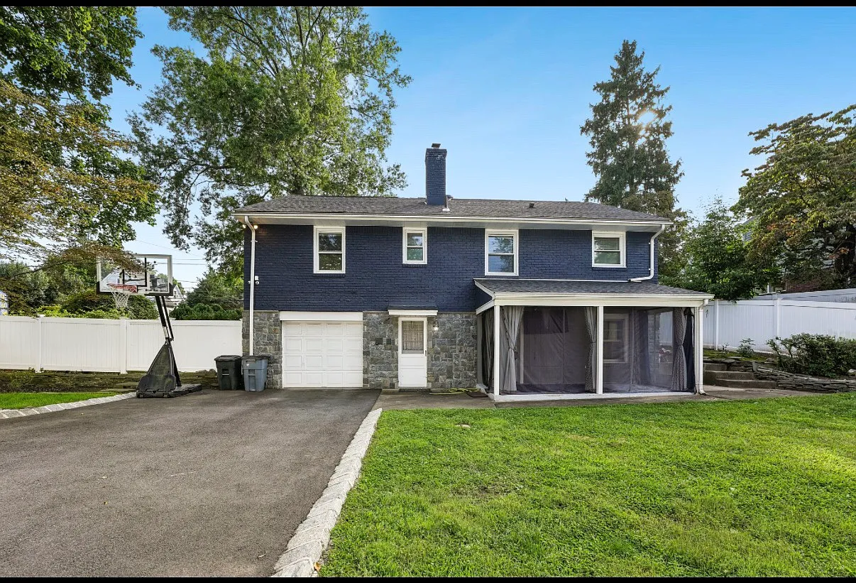 3 bed, 1.5 bath, $4,400 — Photo 2