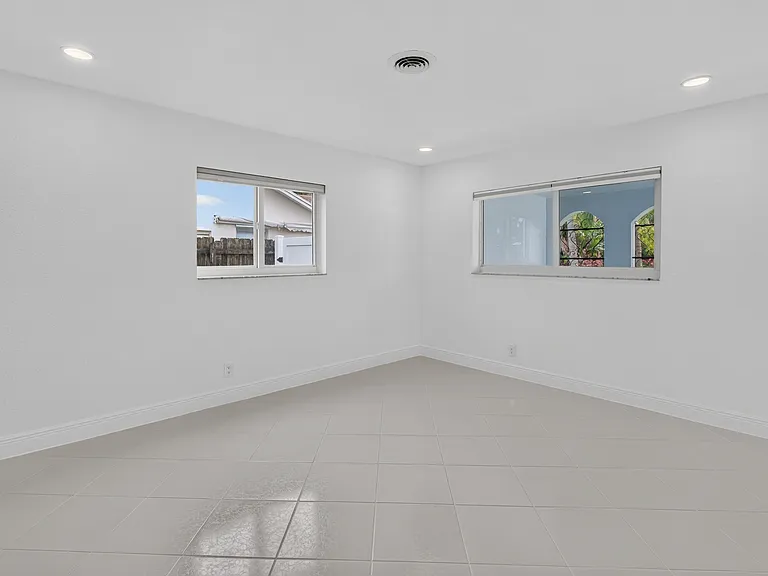 1200 SW 12th Ter — Photo 20
