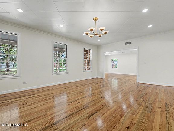 3rd image of 400 Manila St