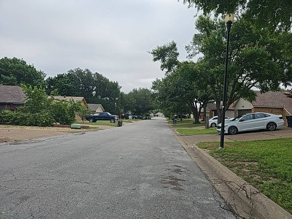 10628 Tall Oak Dr, Fort Worth, TX 76108