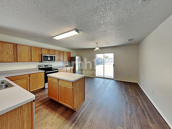 4th image of 1641 Thornhill Ln