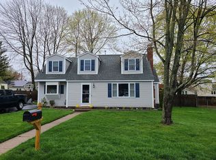 8 Tucker Rd, Smithfield, RI 02828