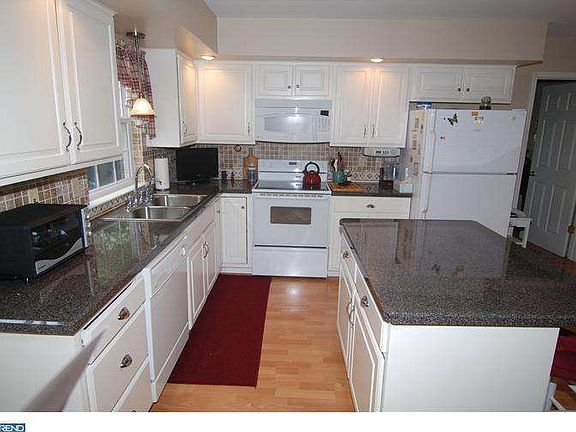 5th image of 52 Brookfield Dr
