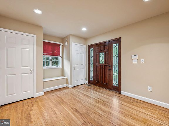 3rd image of 10407 Parkwood Dr