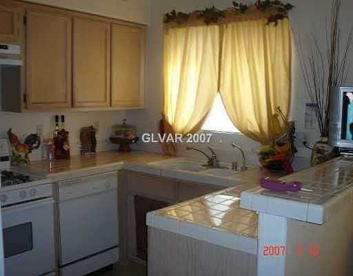 KITCHEN WITH BREAKFAST BAR