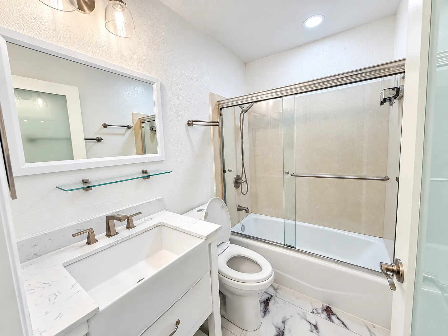 Welcome home to this beautifully updated 1-bedroom, 1-bath condo featuring a modern interior and ... — Photo 4