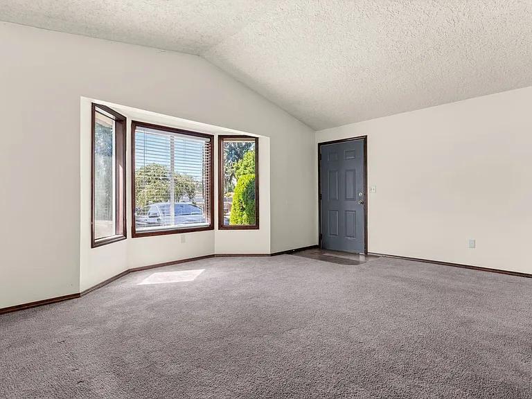 3605 NE 49th St — Photo 6