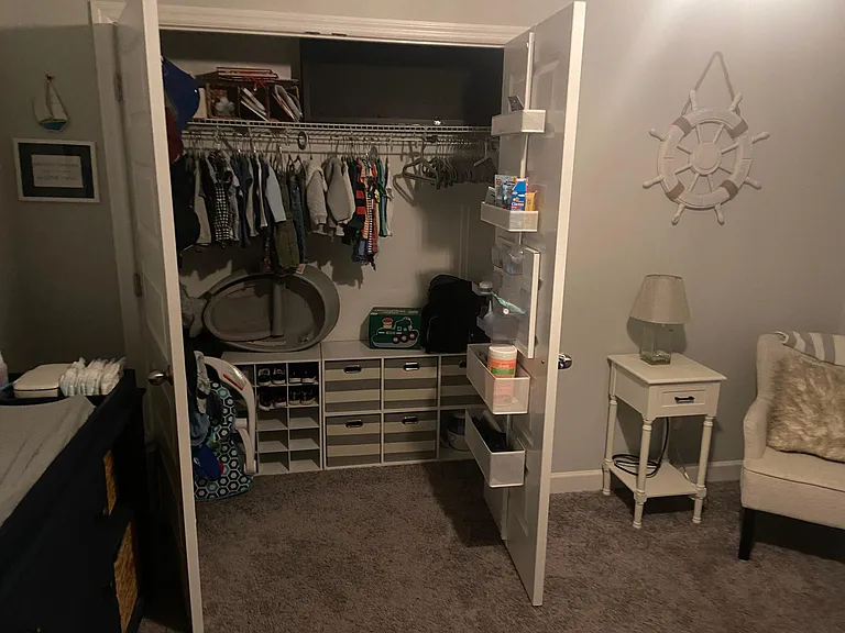 Middle room closet