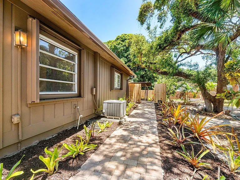 1051 SW 21st St — Photo 39
