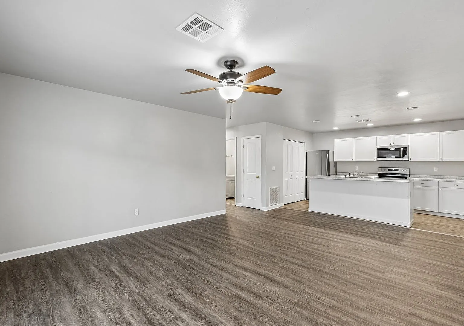 401 S Debra Ct — Photo 3