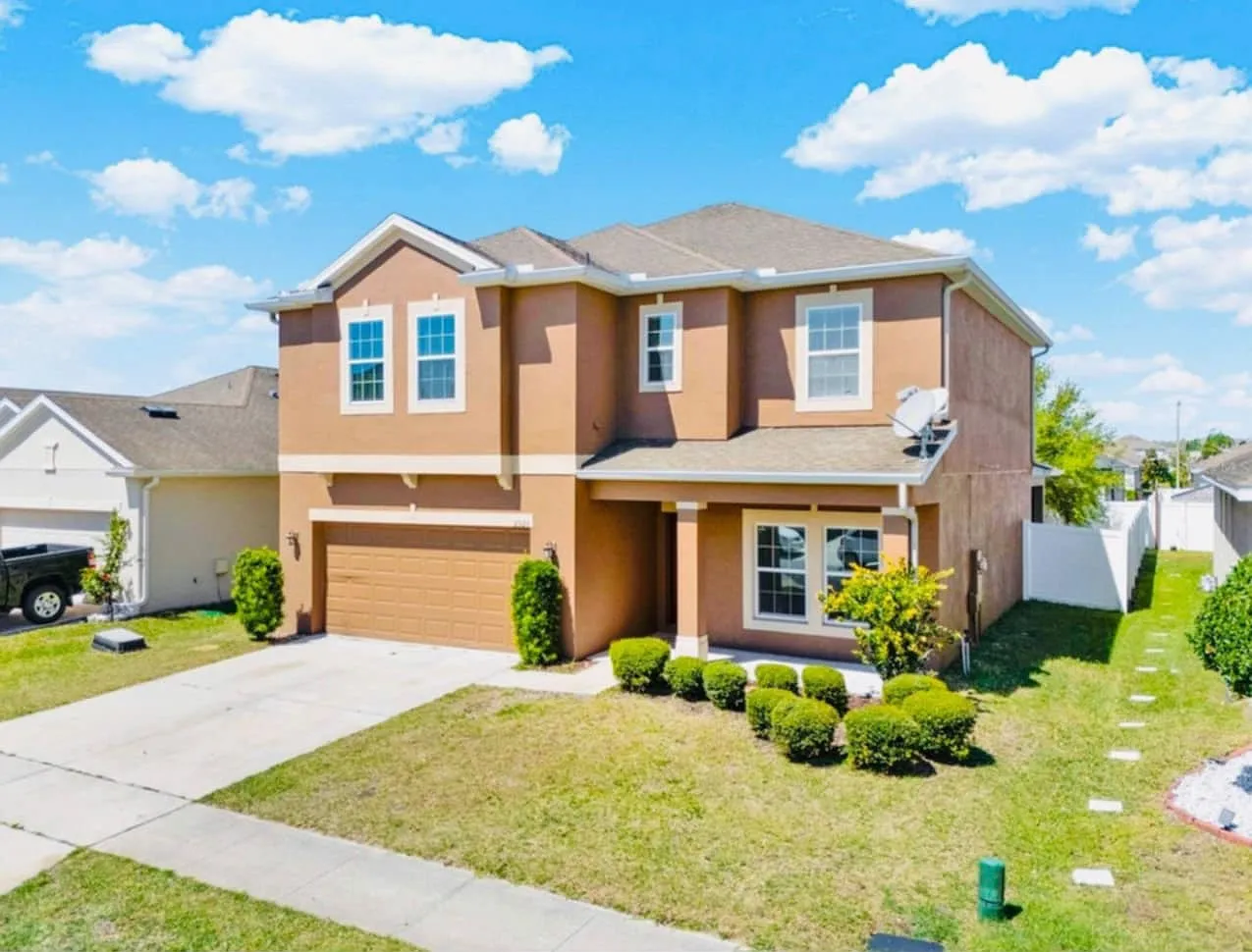 5 bed, 2588 sqft, $2,900 — Photo 1