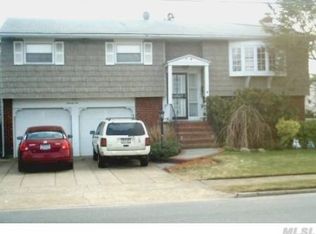 76 Linden St, Massapequa Park, NY 11762