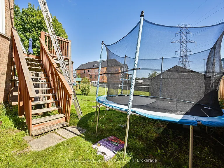 556 Farwell Cres #LOWER — Photo 34
