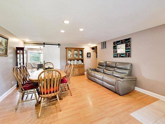 4th image of 427 Kent Ct