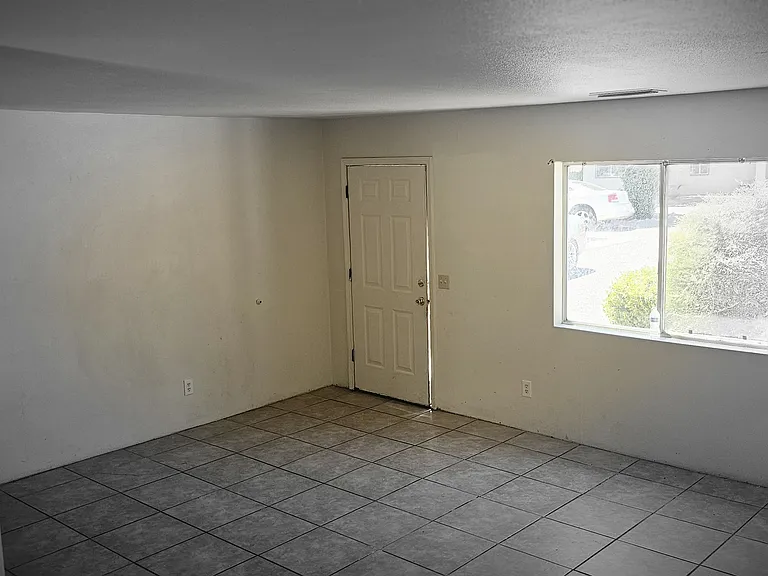 715 S Skyline Way #B — Photo 2