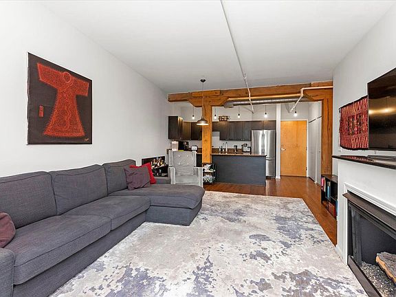 4th image of 1735 W Diversey Pkwy #400