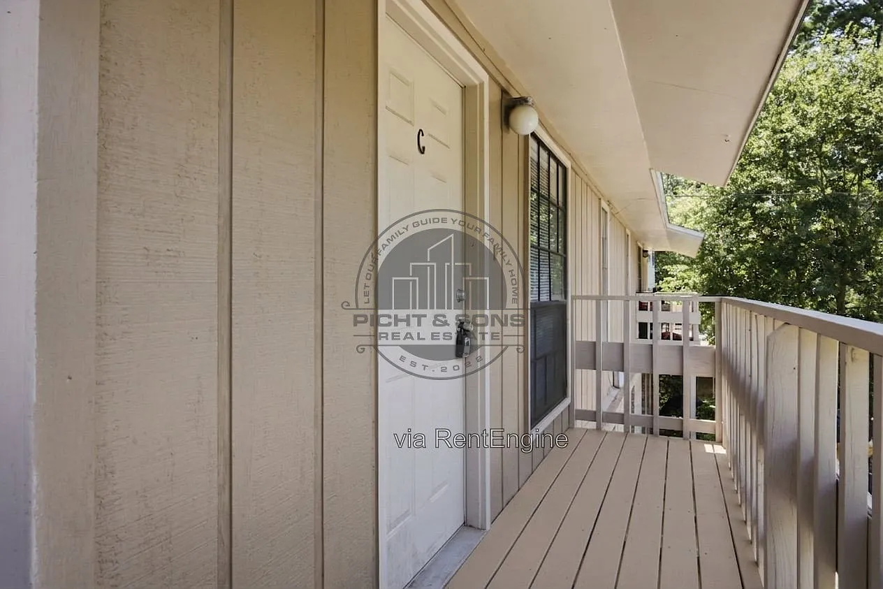 2 bed, 1.0 bath, 892 sqft, $975 — Photo 2