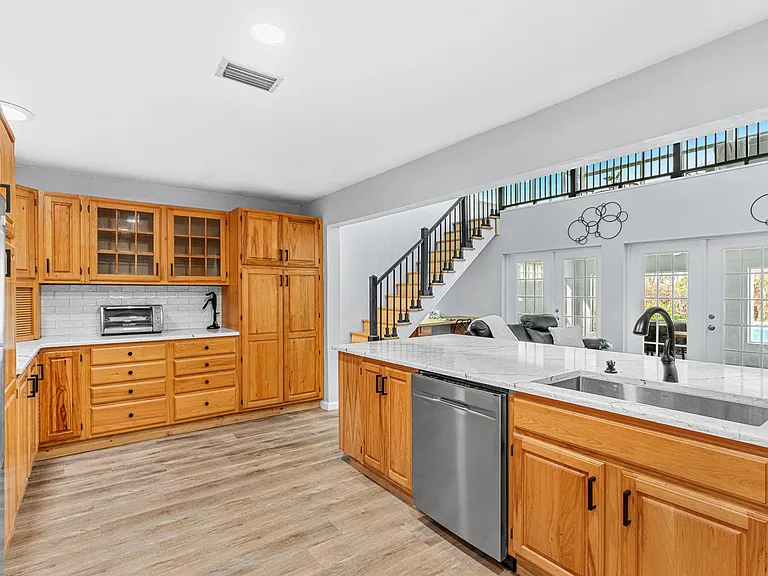 975 Oak St — Photo 11