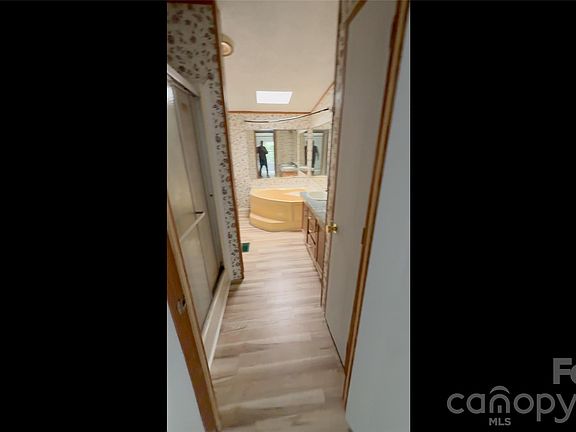 5th image of 245 Ivy Rd