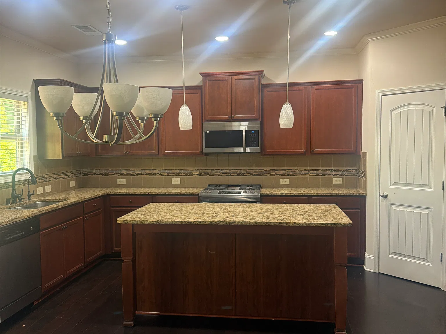 5 bed, 2950 sqft, $2,800 — Photo 3