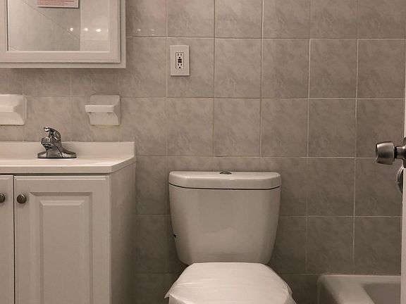 4th image of 2515 Bath Ave #1