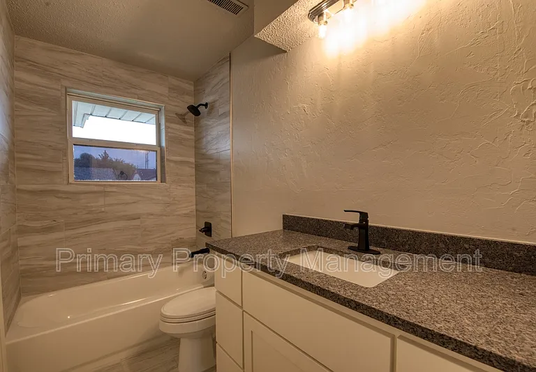 2828 SW 83rd St — Photo 7