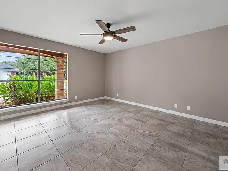 1925 Loquat Dr — Photo 11