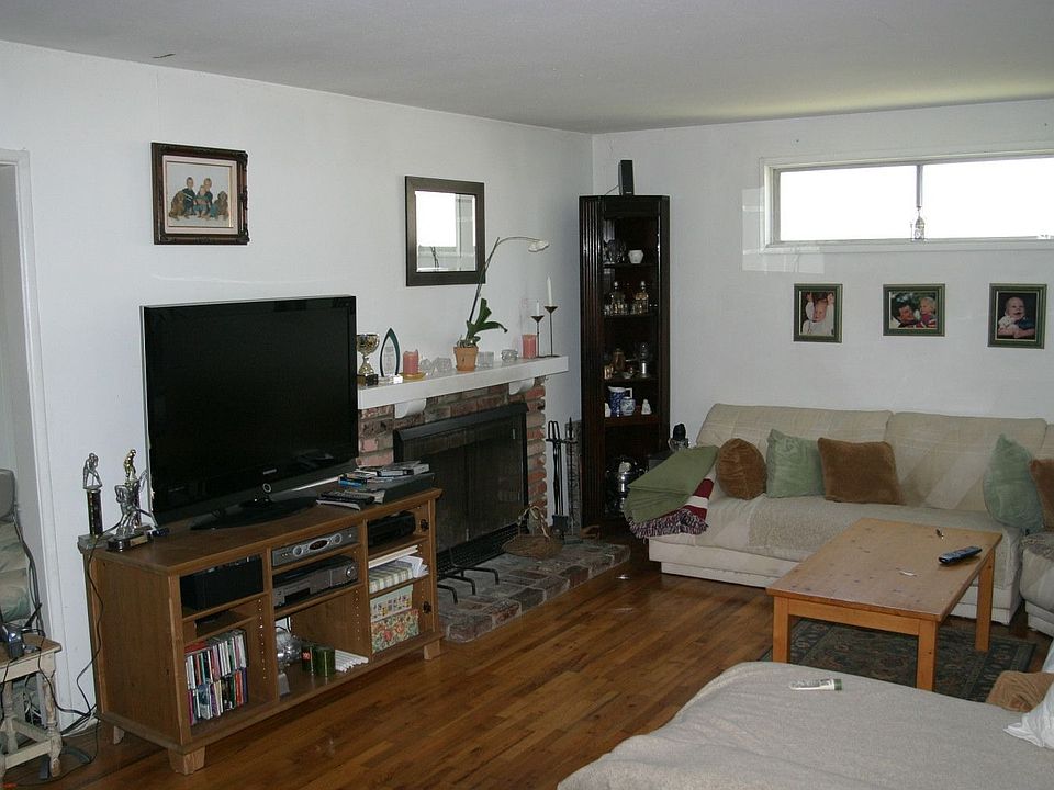 2nd image of 925 Magellan St