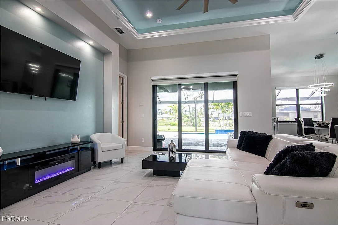 4 bed, 2.0 bath, 1838 sqft, $8,000 — Photo 4