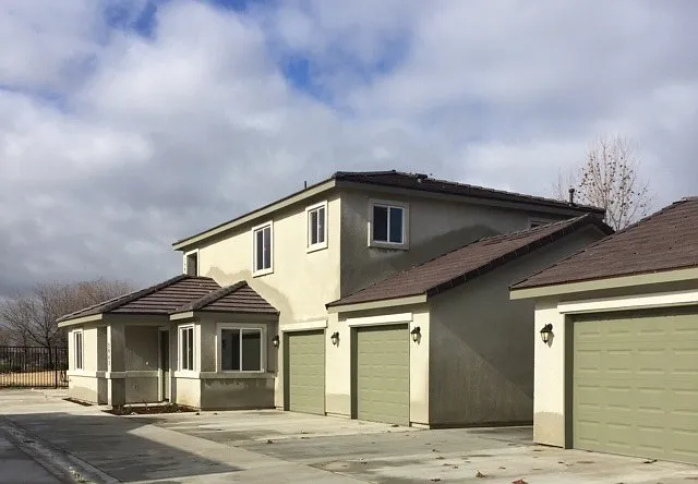 Crowe Street 6-plex — Photo 1