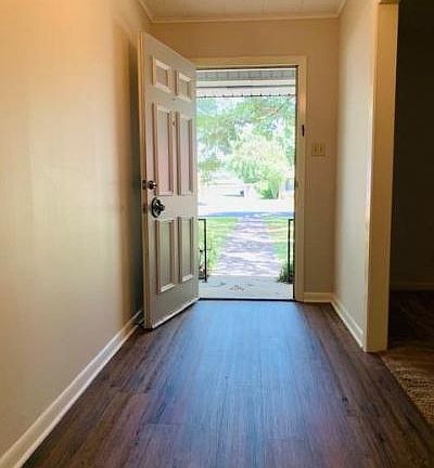 5th image of 504 Sweetbriar Dr