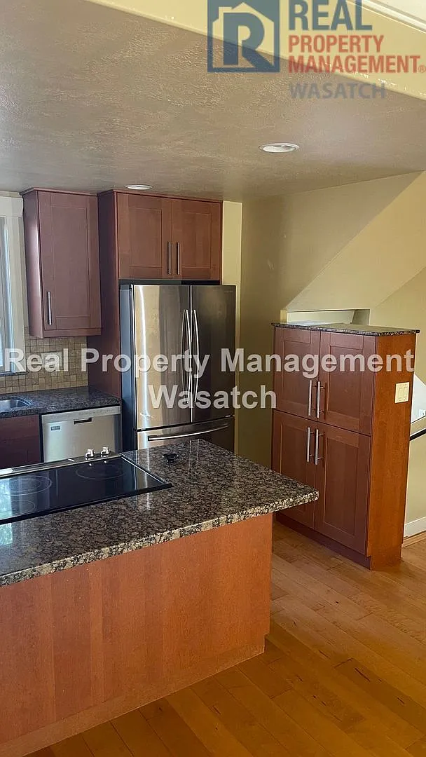 Beautiful 3 bedroom, 3 bathroom Townhome across from Liberty Park in Salt Lake City Utah!! — Photo 3