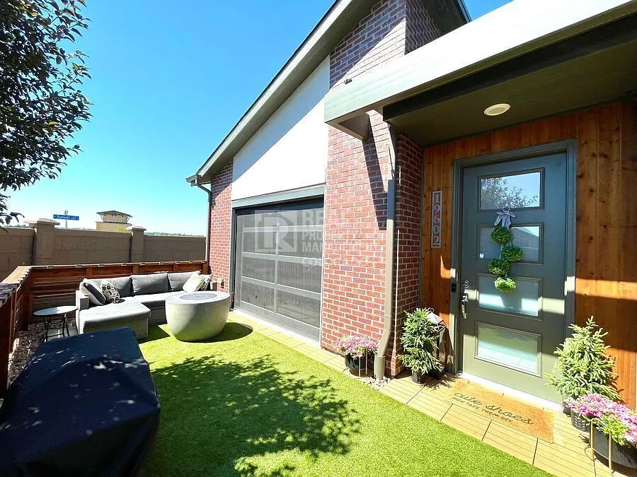 19602 E Sunset Cir