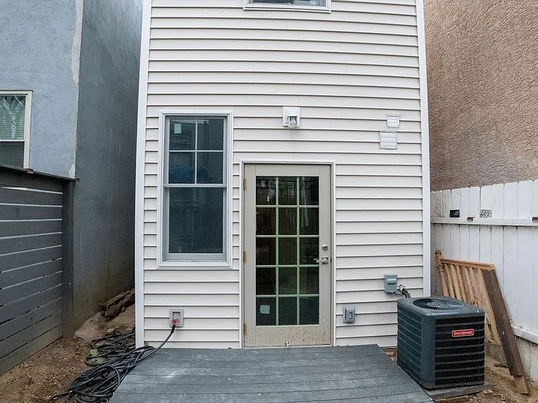 2138 Sears St — Photo 15