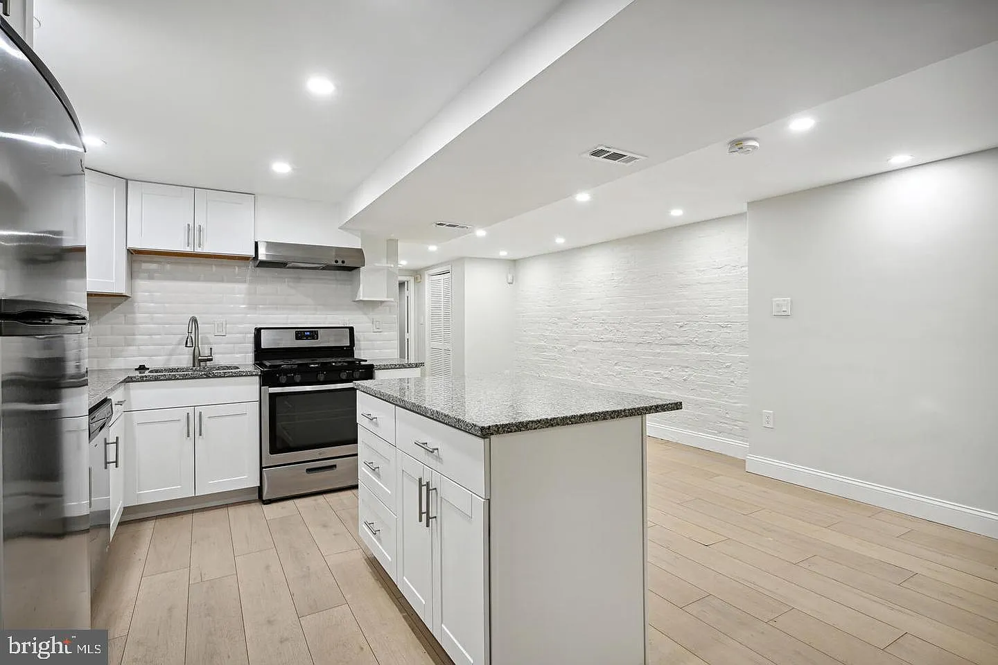4 bed, 2.5 bath, 3035 sqft, $1,950 — Photo 3