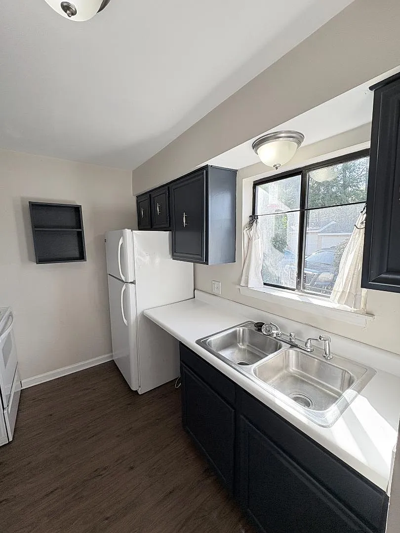 240 Jamil Rd - Unit 3 — Photo 2