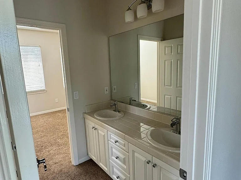 jack and jill bathroom