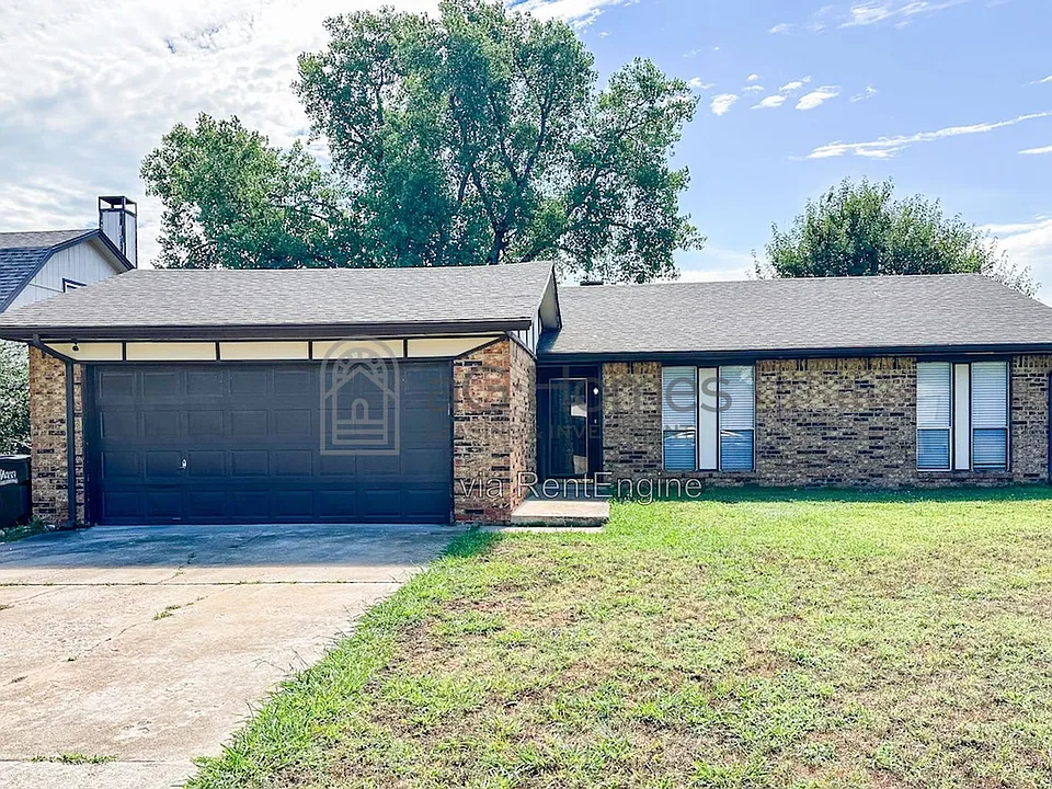 909 Cherrywood Ln