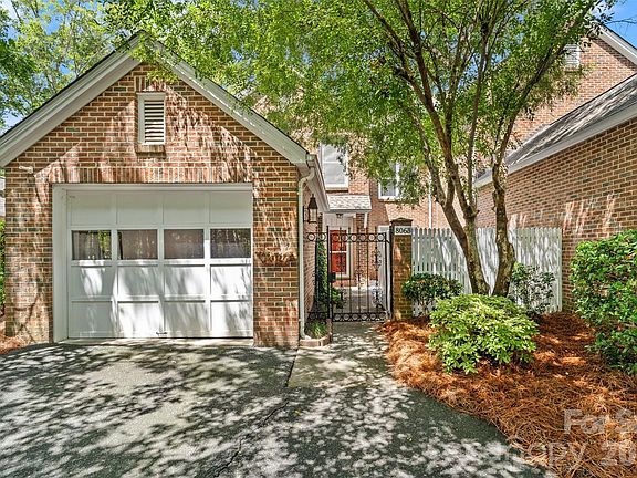 4th image of 806 Colony Oaks Dr APT B
