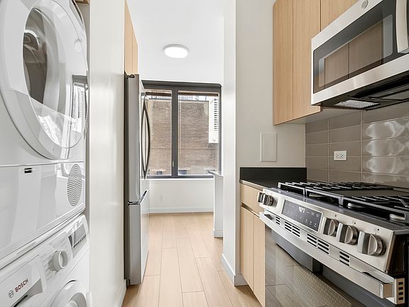 5th image of 150 E 57th St APT 15A