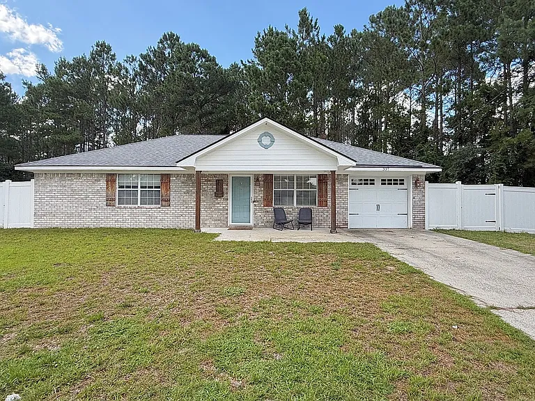 337 NE Sheila Dr — Photo 1