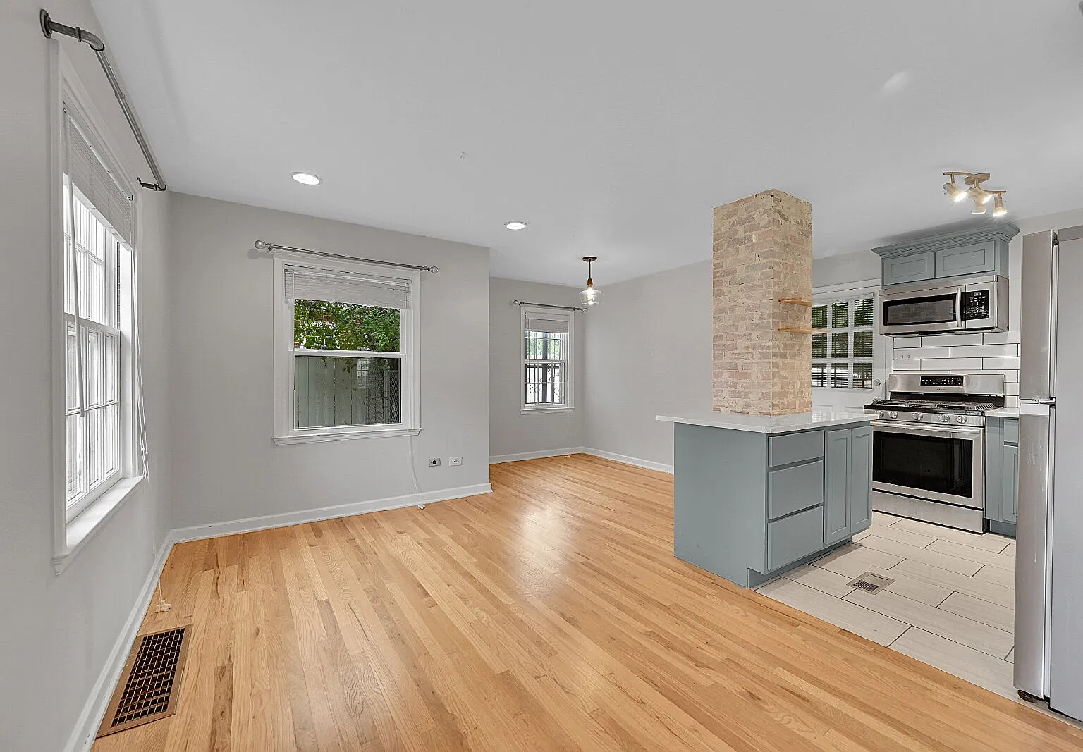 3 bed, 1.0 bath, 1450 sqft, $2,855 — Photo 4