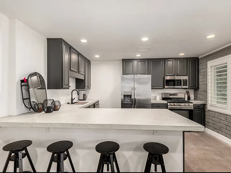 523 W 14th St — Photo 4