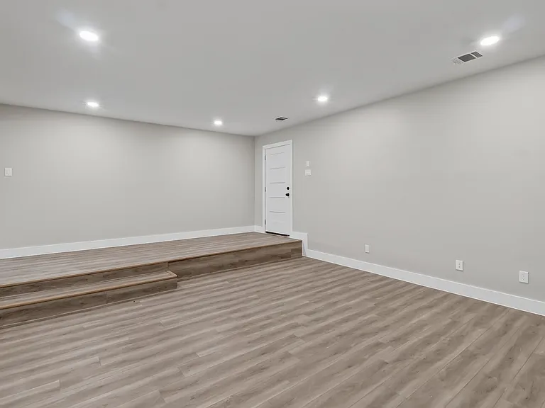 209 W 9th St — Photo 5